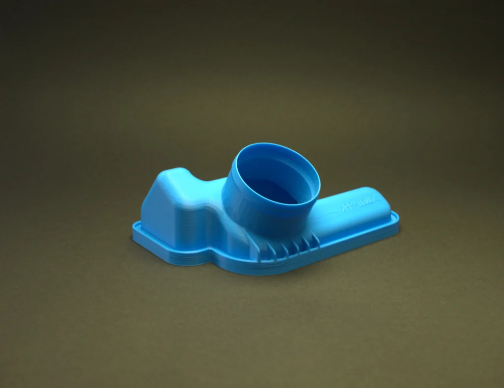 Blaues technisches Geh&auml;useteil mit zylindrischem Anschlussstutzen, gefertigt im 3D-Druck Verfahren von MurDruck 3D in Graz aus PLA.