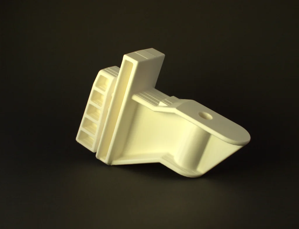 Wei&szlig;es 3D-Druck-Funktionsbauteil mit komplexer Rippenstruktur zur Verst&auml;rkung nachempfunden nach einem Druckgussbauteil. Professionelles Prototyping bei MurDruck 3D Graz aus ABS.