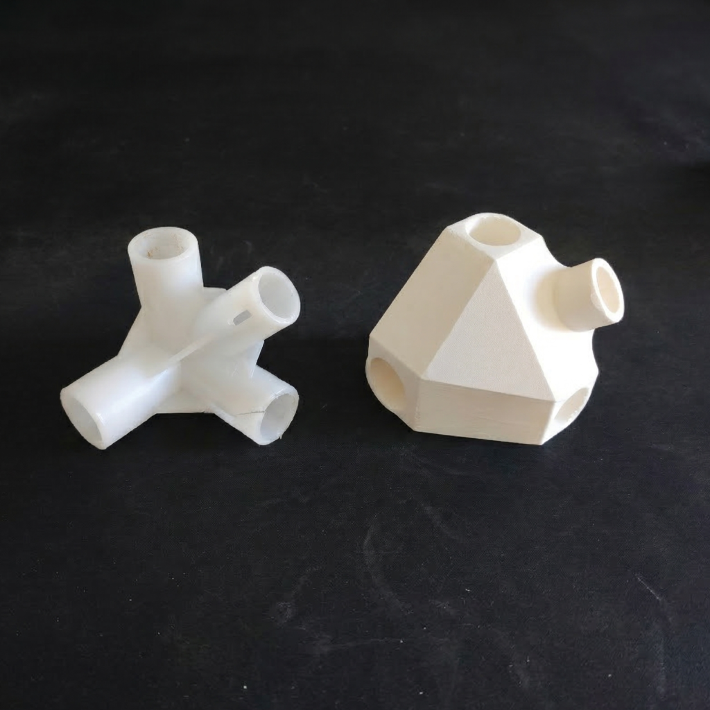 Kaputtes Originalteil und 3D-gedrucktes und konstruktiv verst&auml;rktes Ersatzteil im FDM-Verfahren 3D-gedruckt aus ABS