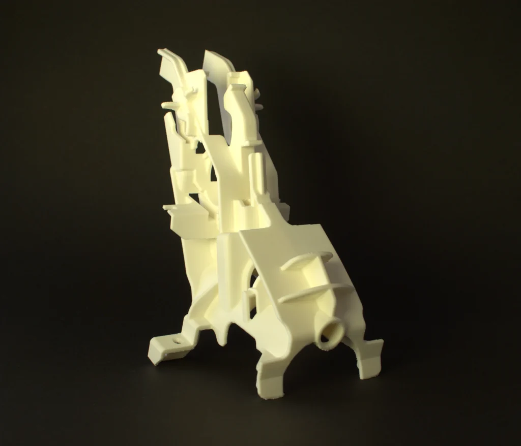Detailansicht der komplexen Au&szlig;engeometrie eines wei&szlig;en 3D-Druck-Prototyps &ndash; High-End Fertigungsl&ouml;sungen von MurDruck 3D Graz aus ABS.