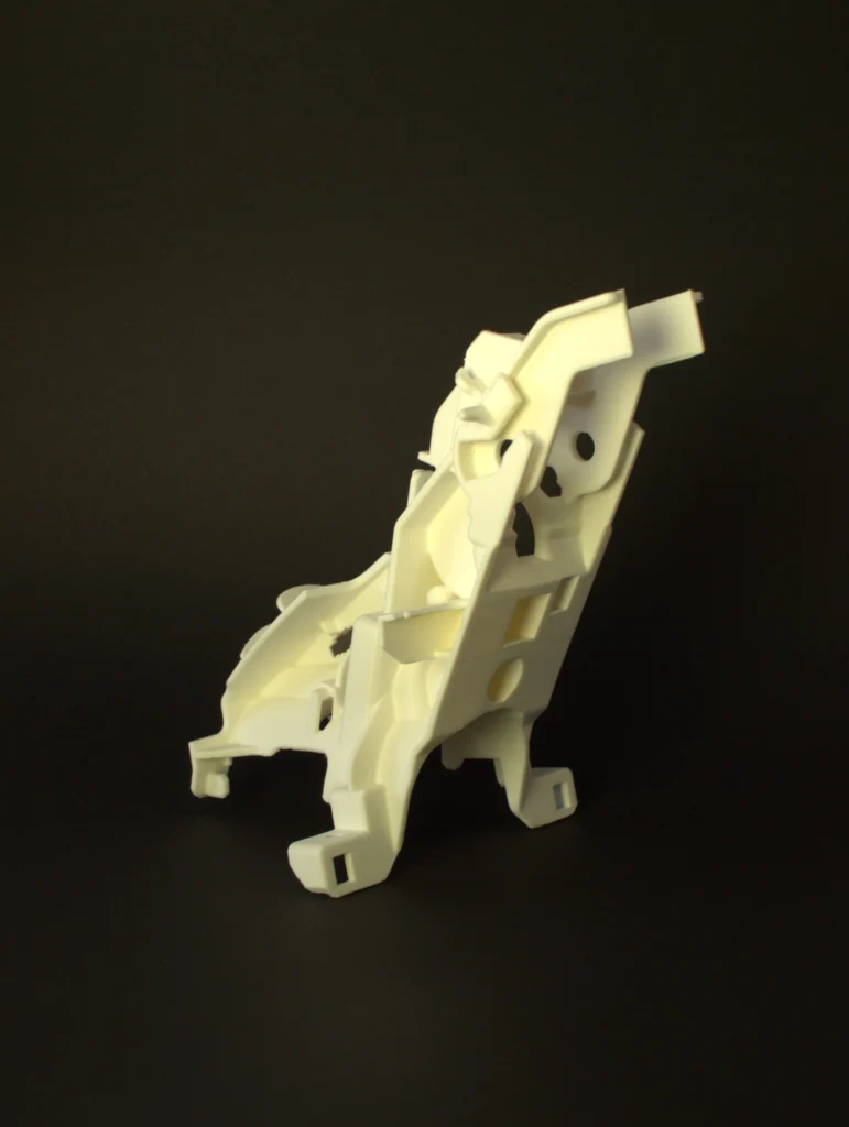Geometrisch hochkomplexes wei&szlig;es Strukturbauteil aus dem 3D-Drucker mit filigranen Verstrebungen, realisiert von MurDruck 3D in Graz aus ABS.